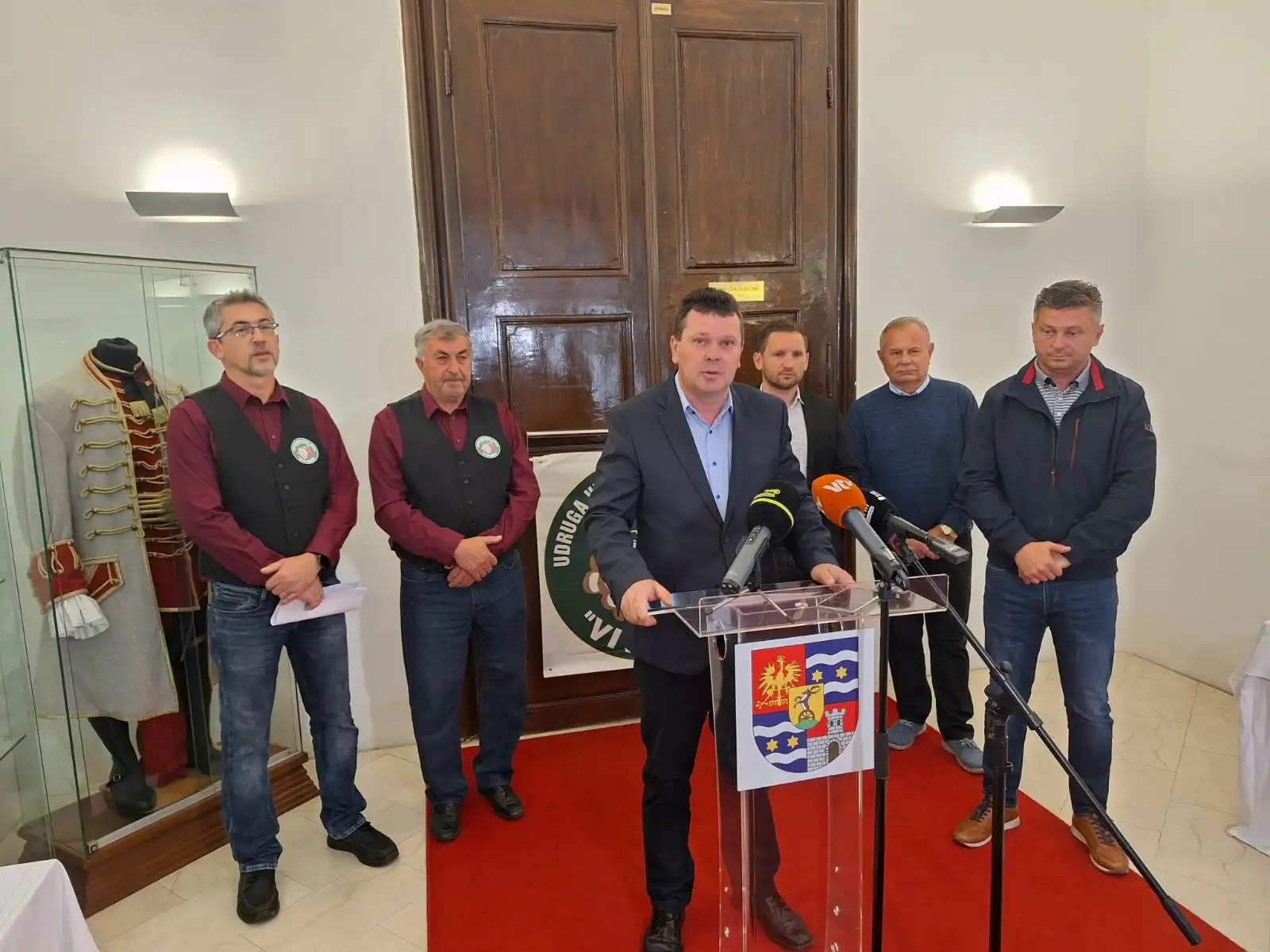 080524_izlozba vina VIV BER_2pg