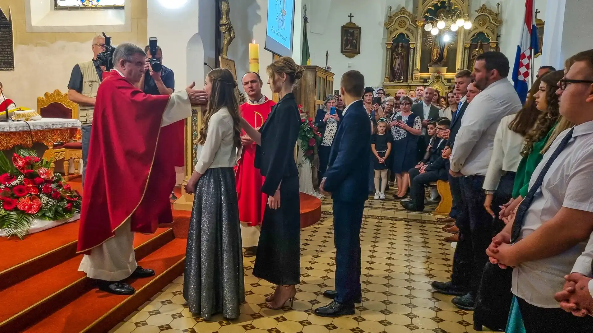 110524-sveta-potvrda-05 (Custom) 110524-sveta-potvrda-05 (Custom)