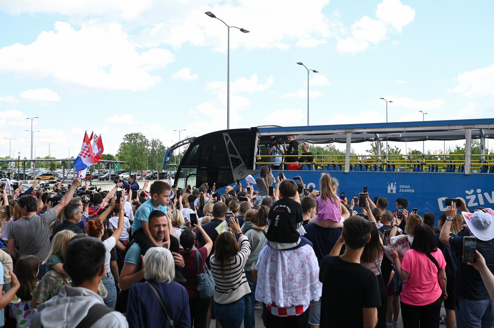 Baby Lasagna vratio se u Zagreb gdje su ga dočekali roditelji i obožavatelji Baby Lasagna vratio se u Zagreb gdje su ga dočekali roditelji i obožavatelji