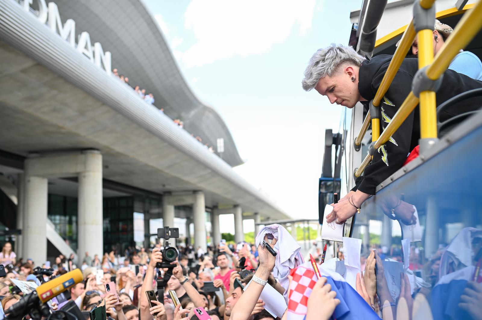 Baby Lasagna vratio se u Zagreb gdje su ga dočekali roditelji i obožavatelji Baby Lasagna vratio se u Zagreb gdje su ga dočekali roditelji i obožavatelji