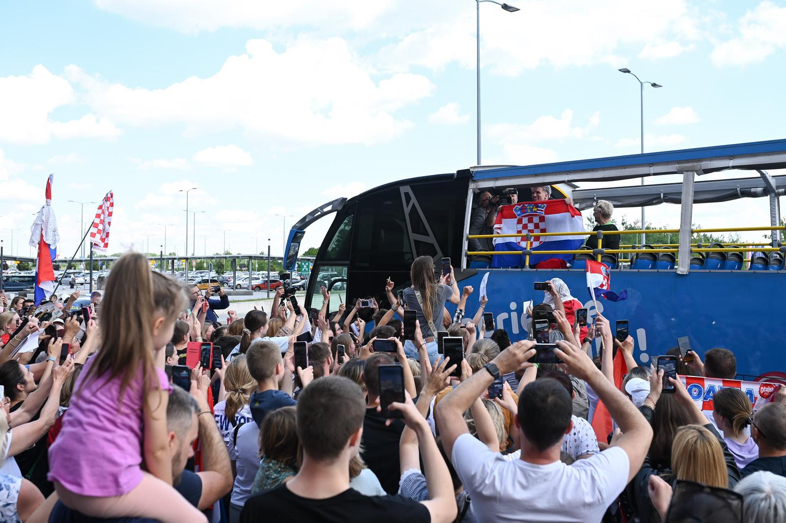Baby Lasagna vratio se u Zagreb gdje su ga dočekali roditelji i obožavatelji Baby Lasagna vratio se u Zagreb gdje su ga dočekali roditelji i obožavatelji