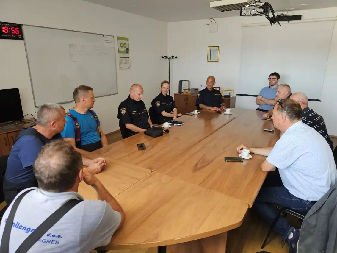 IMG-faf4329e7582fc5023c0197398a93a84-V (2) IMG-faf4329e7582fc5023c0197398a93a84-V (2)