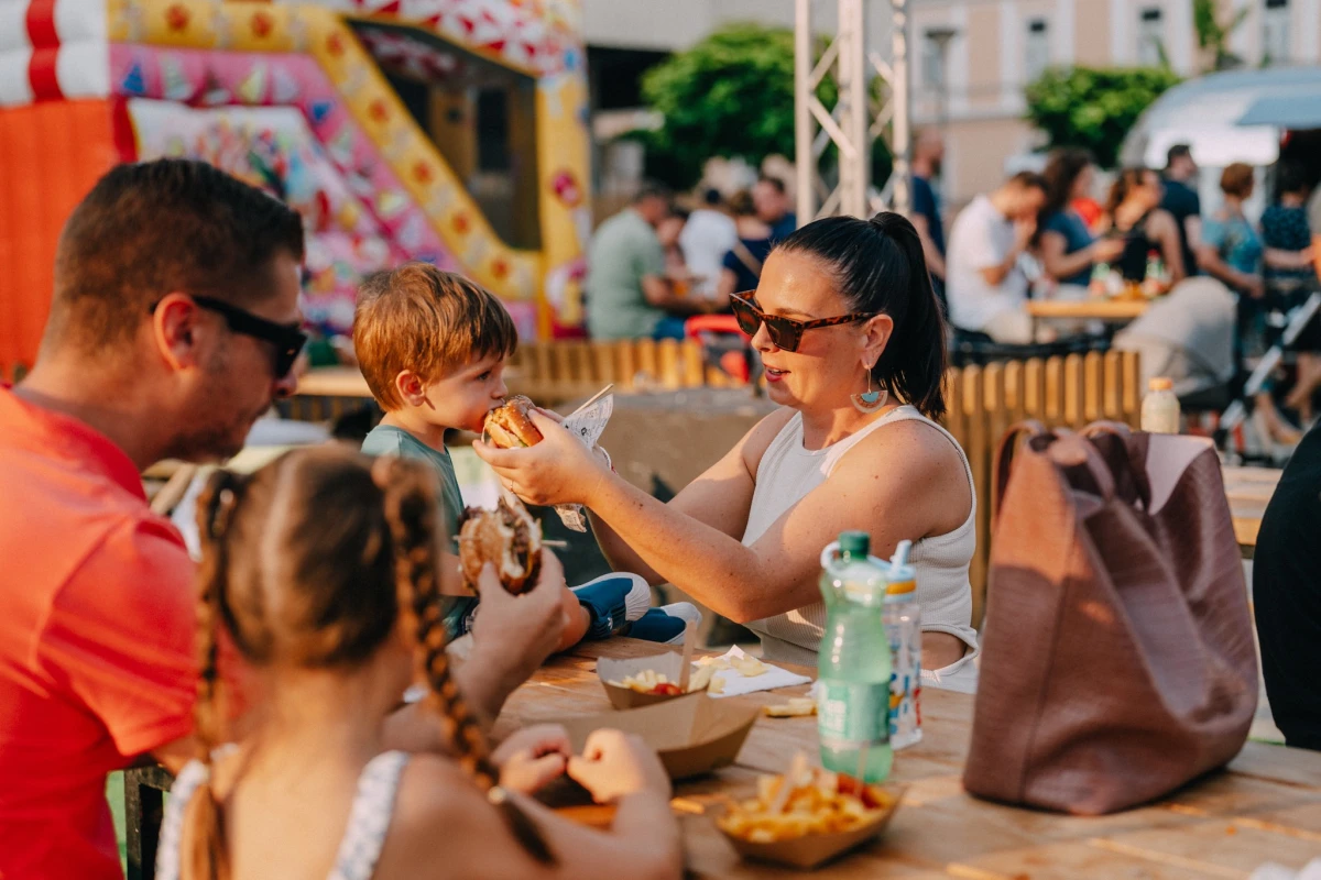 Najmlađi Špancireri uživaju u burgerima