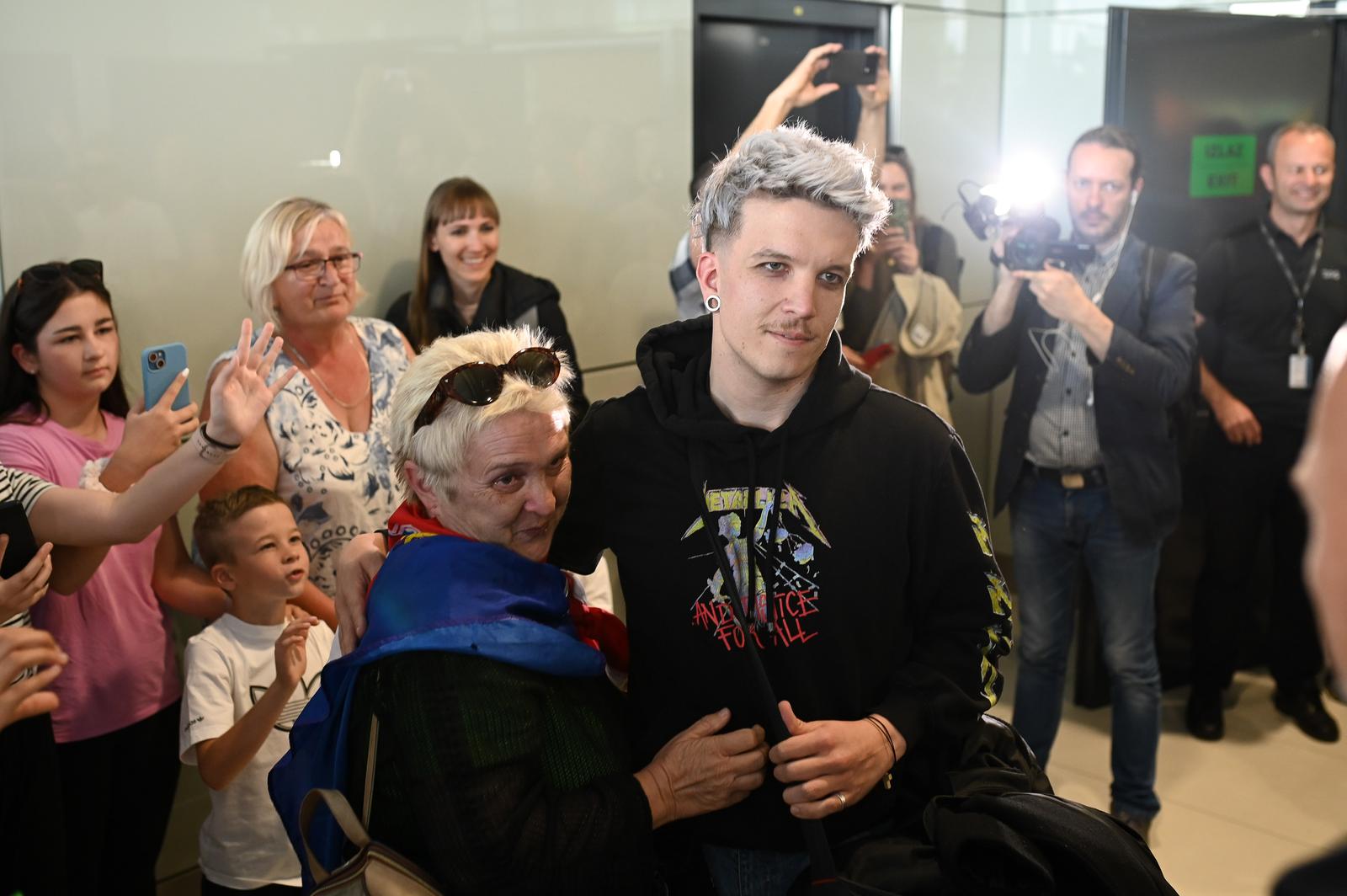 Baby Lasagna vratio se u Zagreb gdje su ga dočekali roditelji i obožavatelji Baby Lasagna vratio se u Zagreb gdje su ga dočekali roditelji i obožavatelji