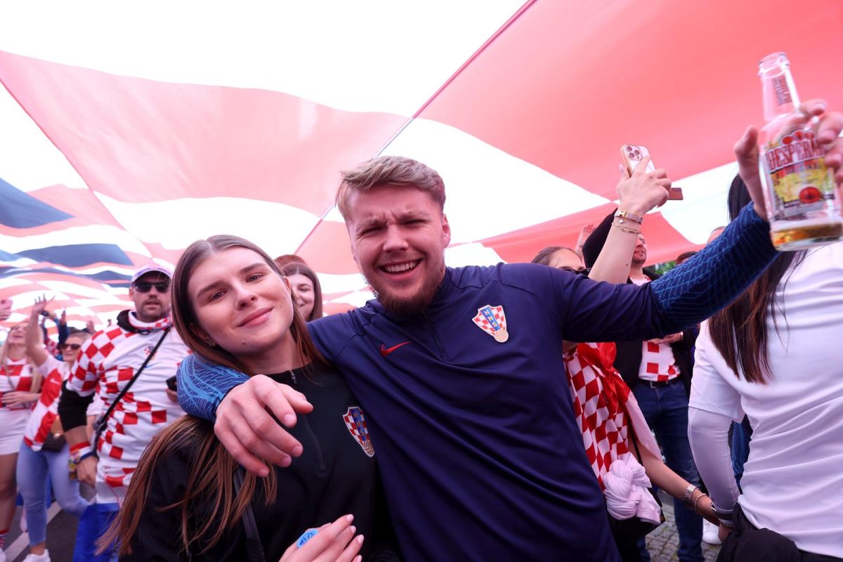 Berlin: Najveća hrvatska zastava prvi put razvijena u punom opsegu Berlin: Najveća hrvatska zastava prvi put razvijena u punom opsegu