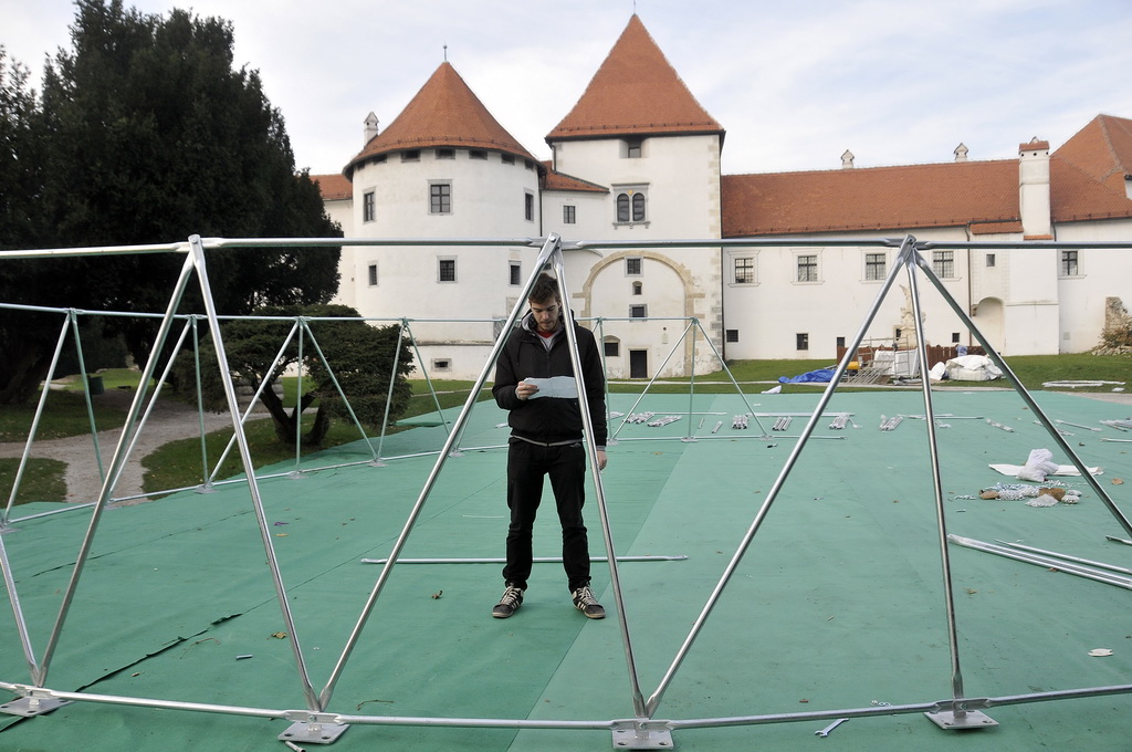 Montaža iglu barova, klizališta i ledenog tobogana