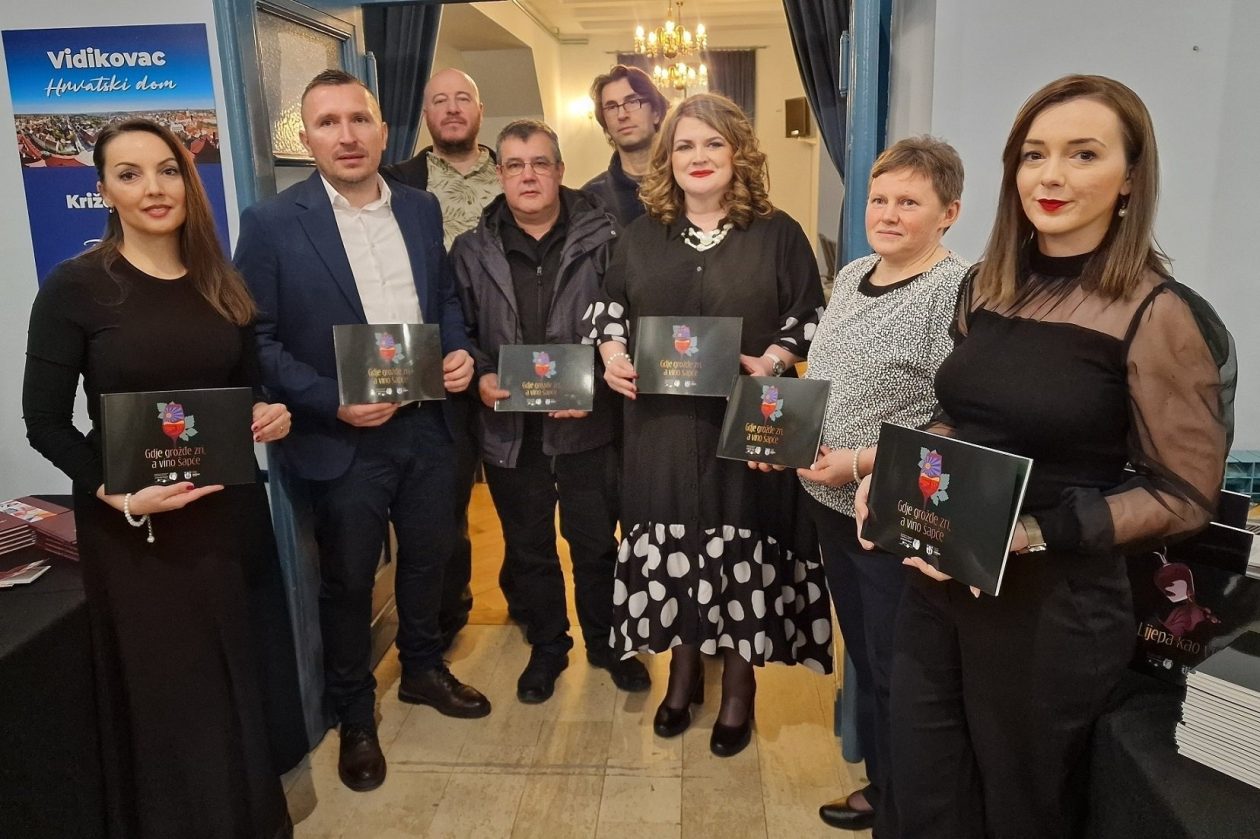 05 Članice Društva Križevački štatuti, dogradonačelnik Ivica Švagelj i stručni ocjenjivački sud