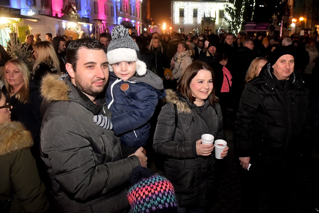 Vanna koncertom na Korzu otvorila Advent u Varaždinu Vanna koncertom na Korzu otvorila Advent u Varaždinu