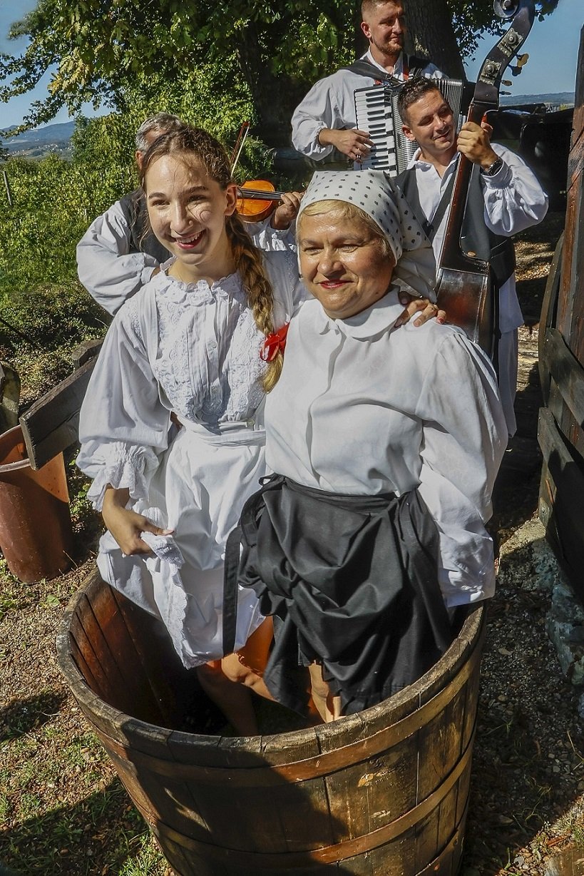 09 Treća nagrada – Branko Težak, Gnječenje grožđa