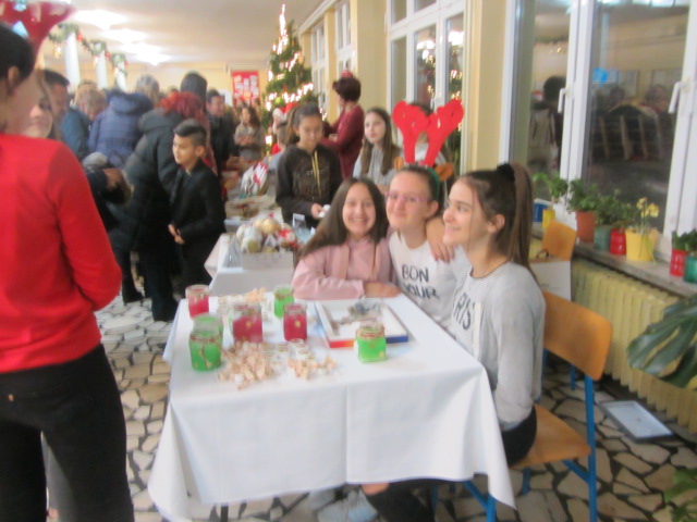 Božićni sajam u V. osnovnoj školi