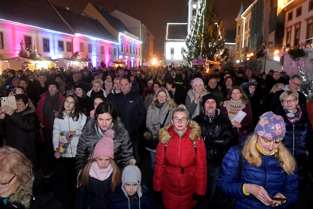Vanna koncertom na Korzu otvorila Advent u Varaždinu Vanna koncertom na Korzu otvorila Advent u Varaždinu