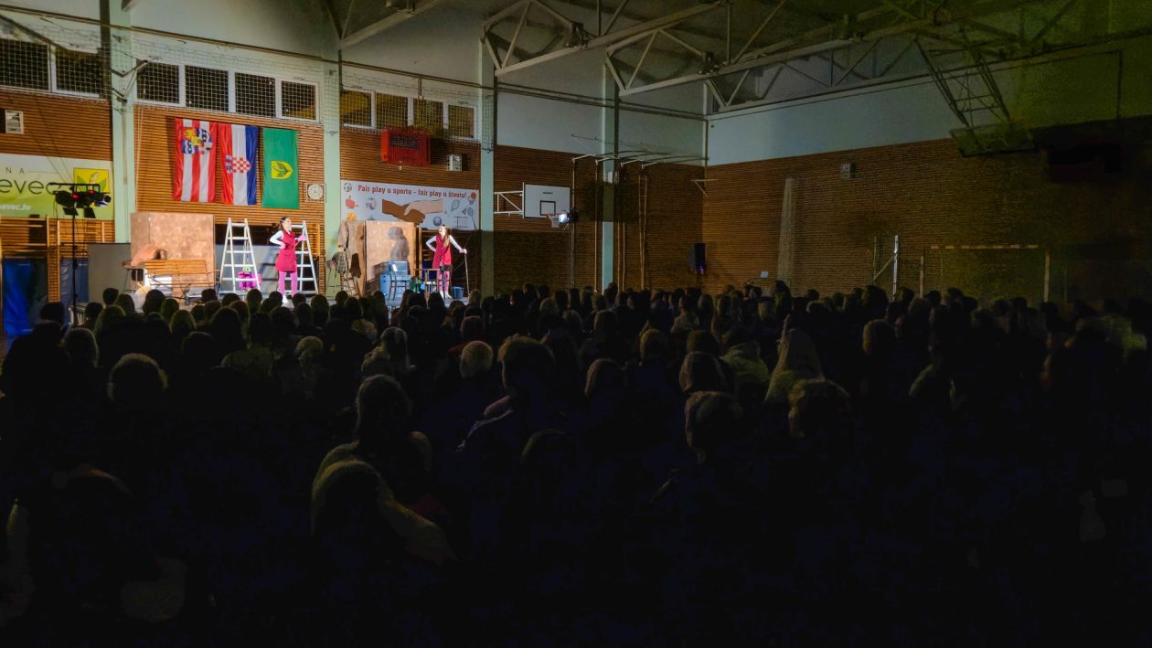 130326-predstava_iva-gloria-marusevec-1920×1080