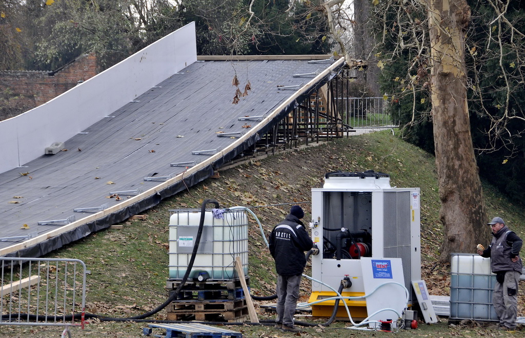 Advent u Varaždinu – radovi na postavljanju klizališta