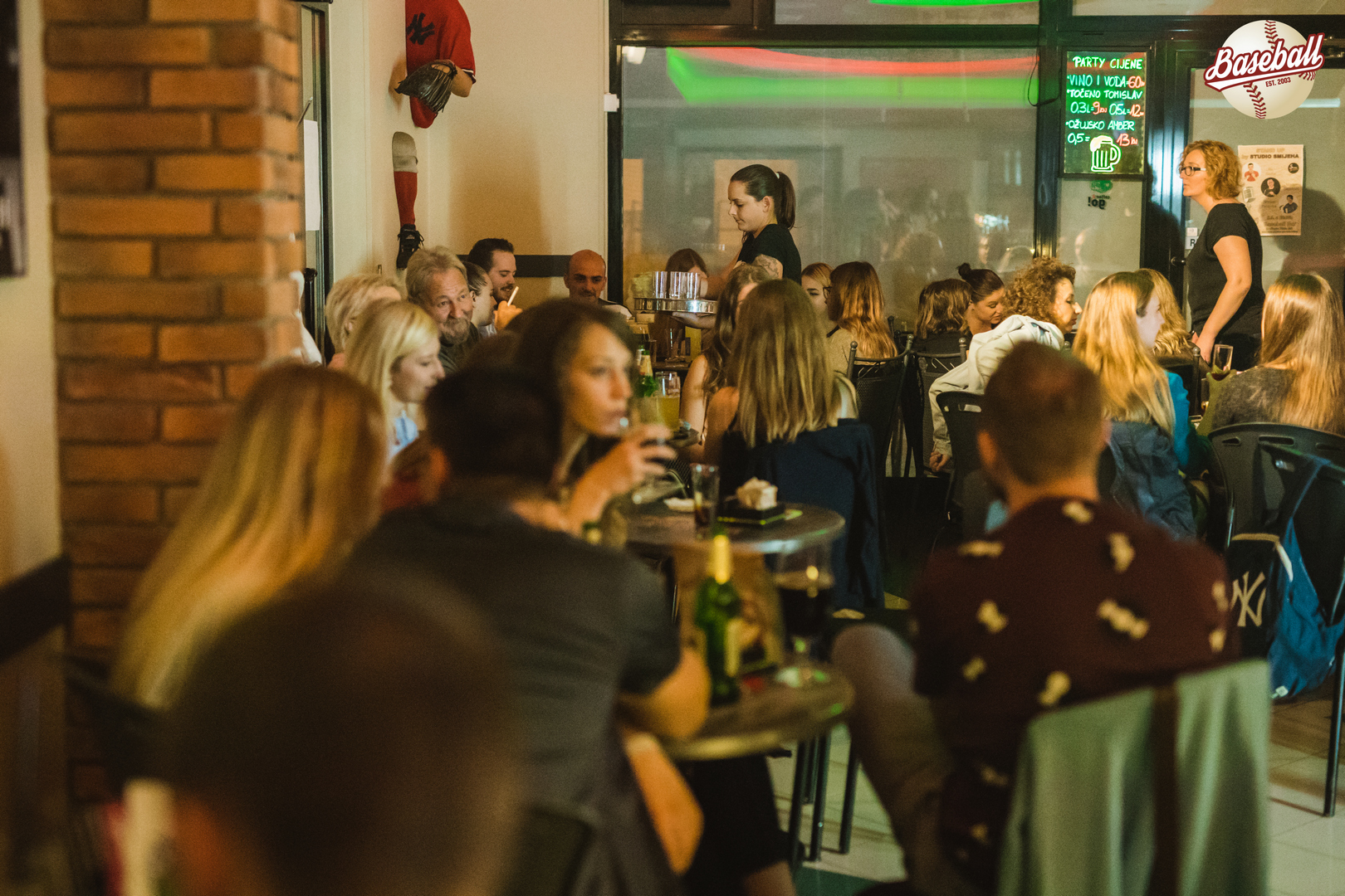 Studio smijeha u Baseball baru Studio smijeha u Baseball baru