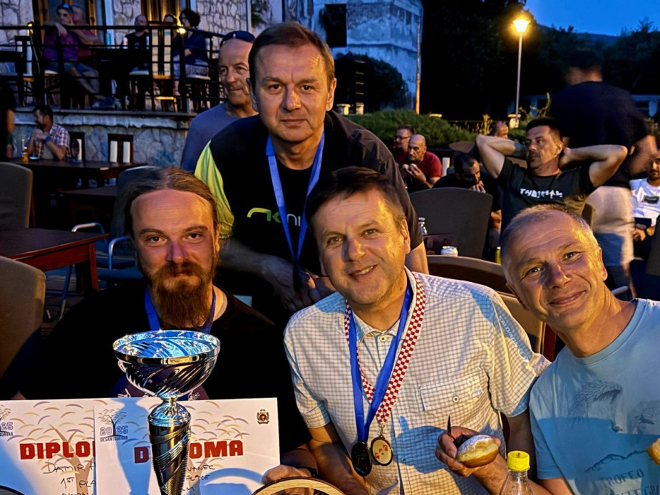 CREATOR: gd-jpeg v1.0 (using IJG JPEG v62), quality = 90