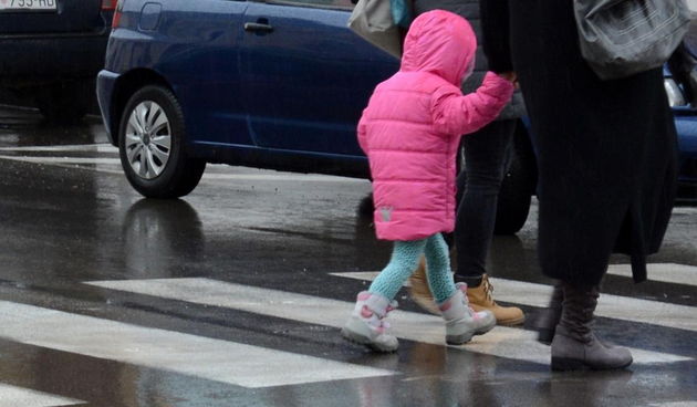 dijete zebra pješački prijelaz