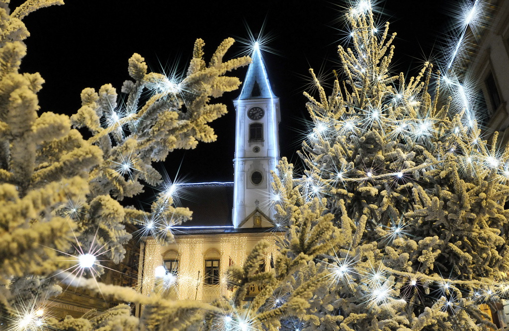 Povodom otvorenja Adventa u Varaždinu upaljeno tisuće lampica