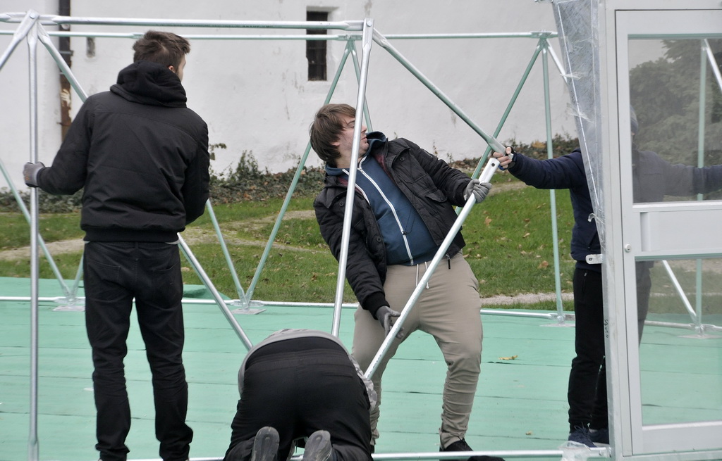 Montaža iglu barova, klizališta i ledenog tobogana