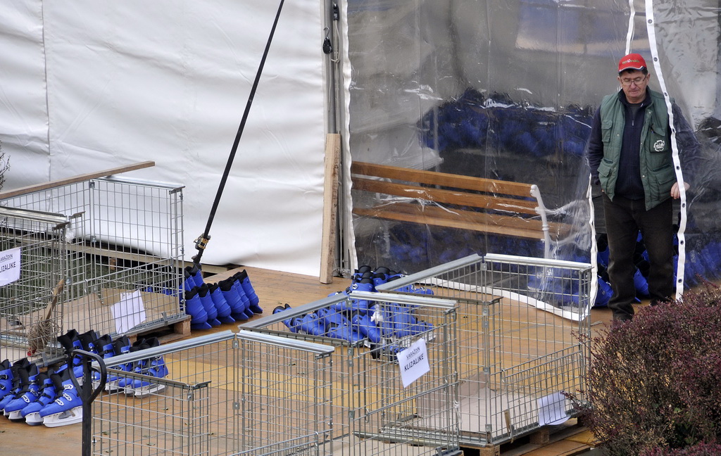 Advent u Varaždinu – radovi na postavljanju klizališta