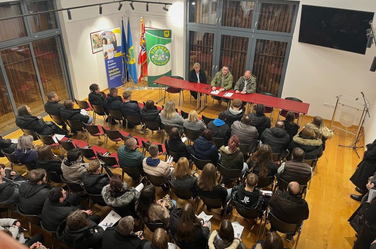 232b00dc-632c-439a-8c52-ef9aa8a153fe