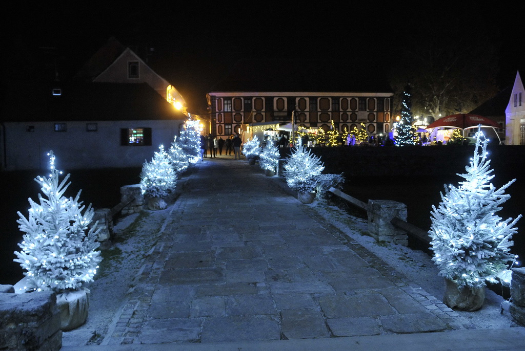 Povodom otvorenja Adventa u Varaždinu upaljeno tisuće lampica