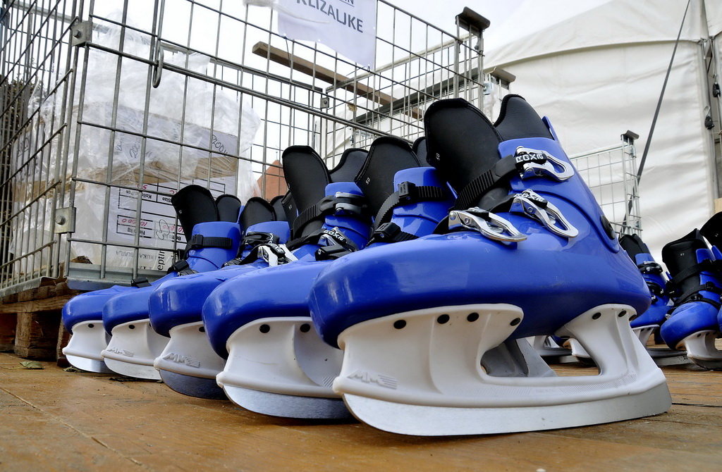 Advent u Varaždinu – radovi na postavljanju klizališta