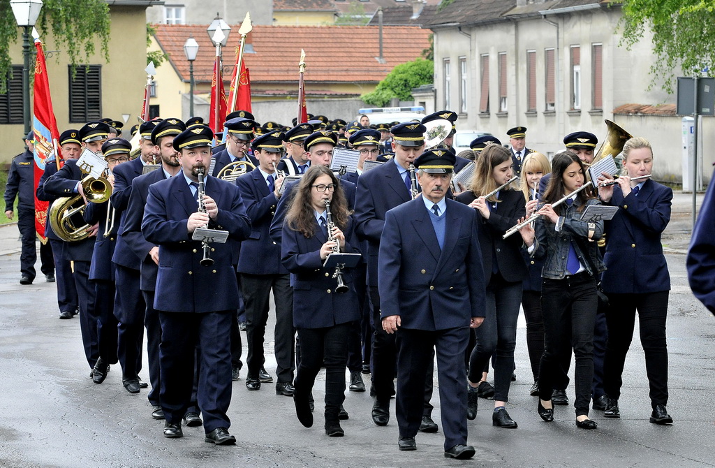 DAN VATROGASACA Varaždinski vatrogasci postrojeni prošli kroz grad i proslavili blagdan svetog Florijana, svog zaštitnika