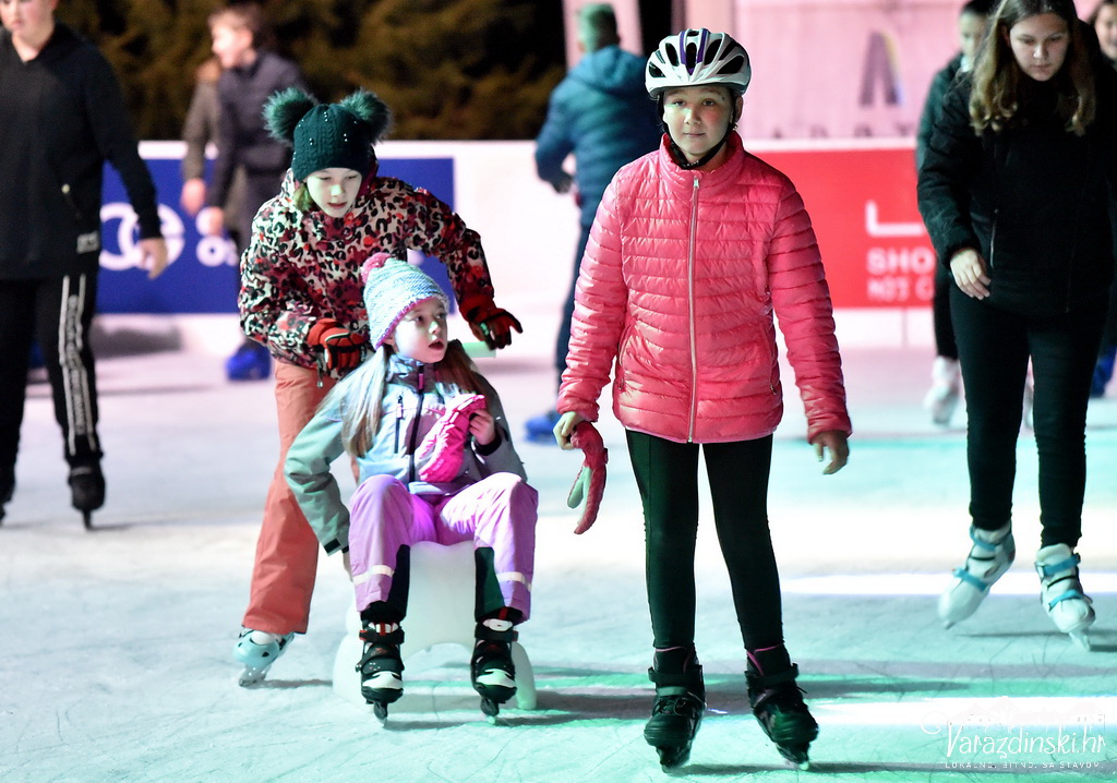 Ledena čarolija na Starom gradu, klizalište, ledeni tobogan,