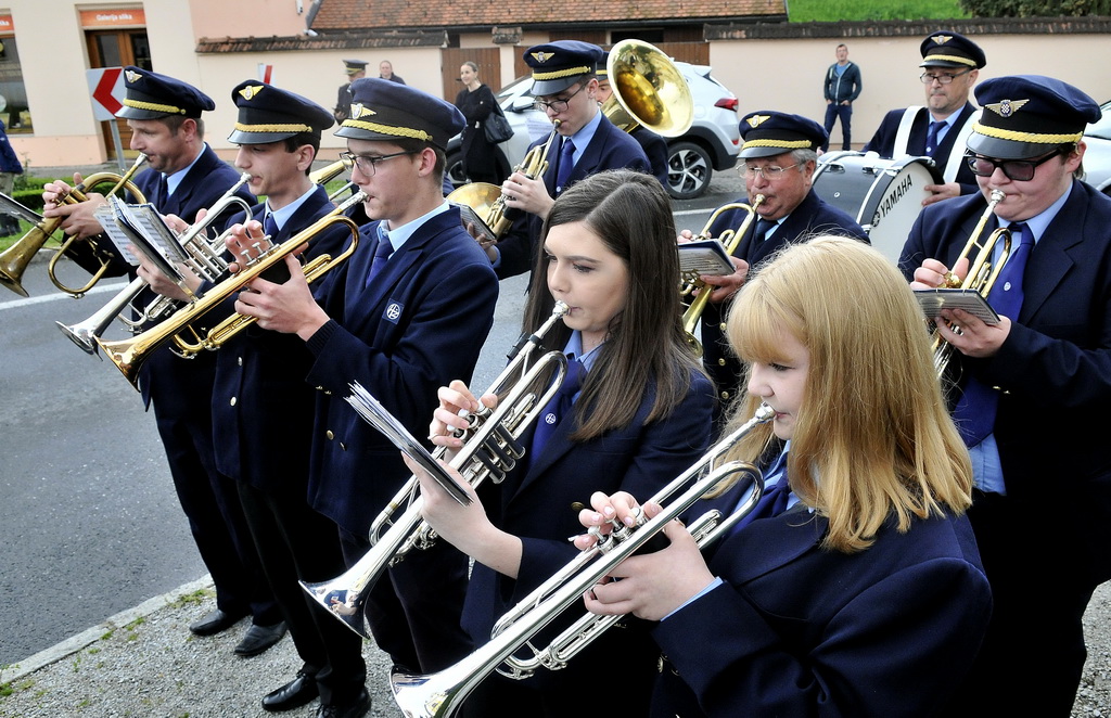 DAN VATROGASACA Varaždinski vatrogasci postrojeni prošli kroz grad i proslavili blagdan svetog Florijana, svog zaštitnika
