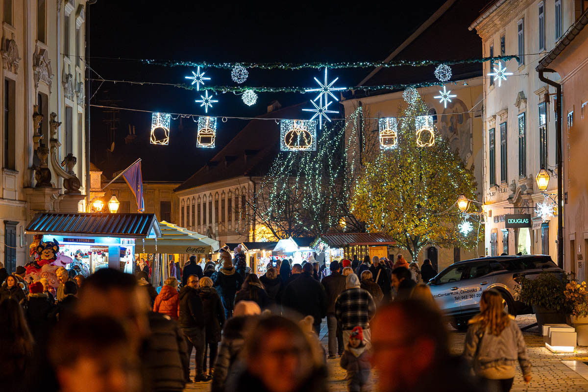 30.11.2024. – Advent i paljenje prve svijeće ispred katedrale_FB Media (10 of 25)