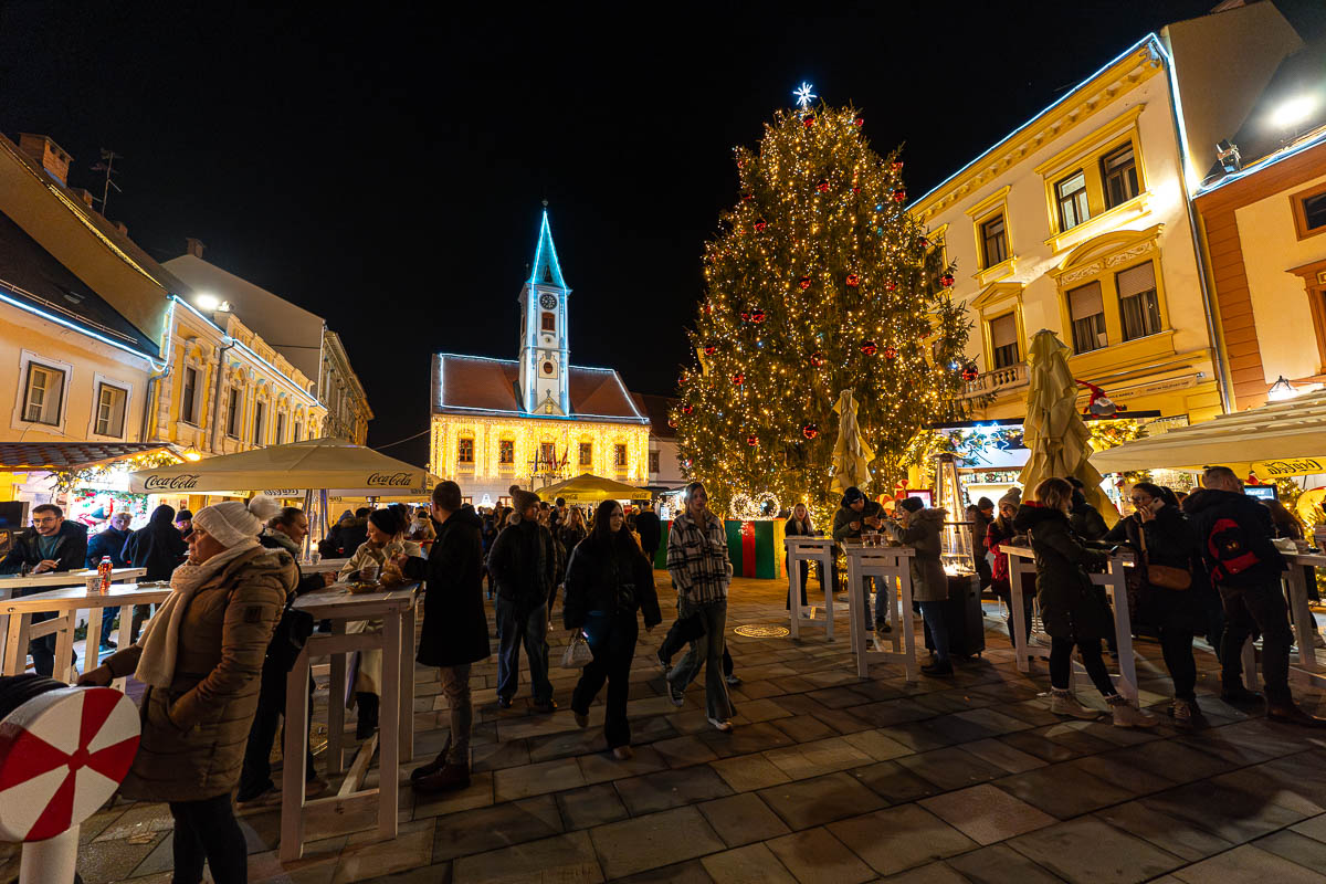 30.11.2024. – Advent i paljenje prve svijeće ispred katedrale_FB Media (11 of 25)