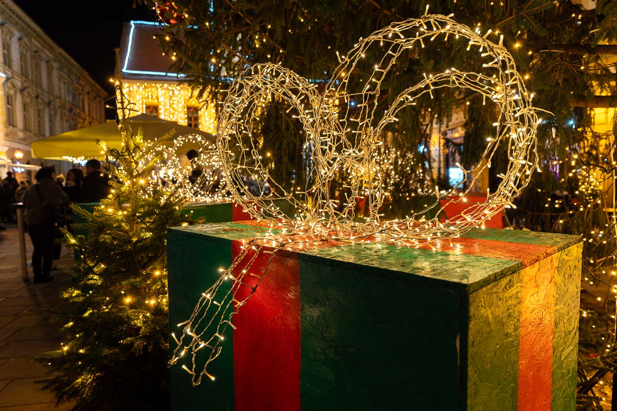 30.11.2024. – Advent i paljenje prve svijeće ispred katedrale_FB Media (12 of 25)