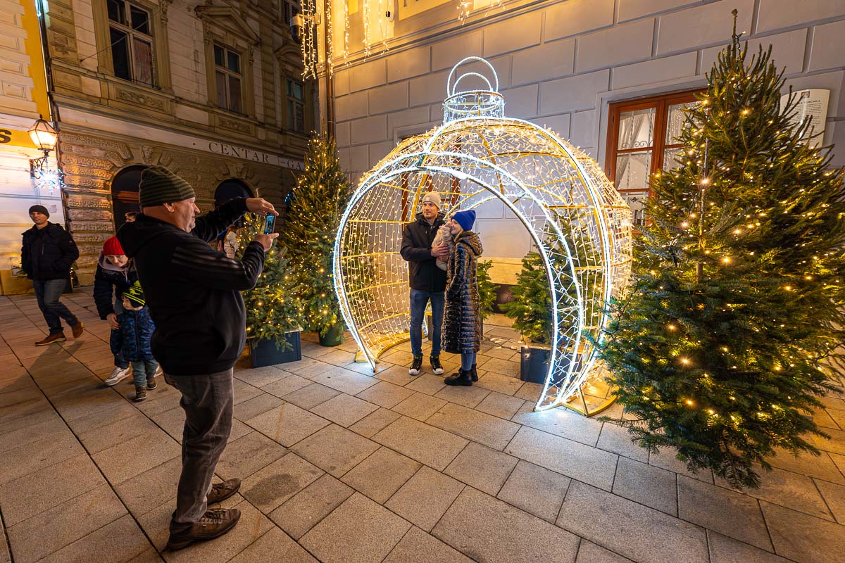 30.11.2024. – Advent i paljenje prve svijeće ispred katedrale_FB Media (14 of 25)
