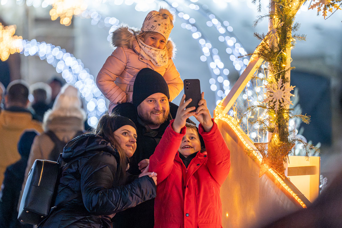 30.11.2024. – Advent i paljenje prve svijeće ispred katedrale_FB Media (17 of 25)