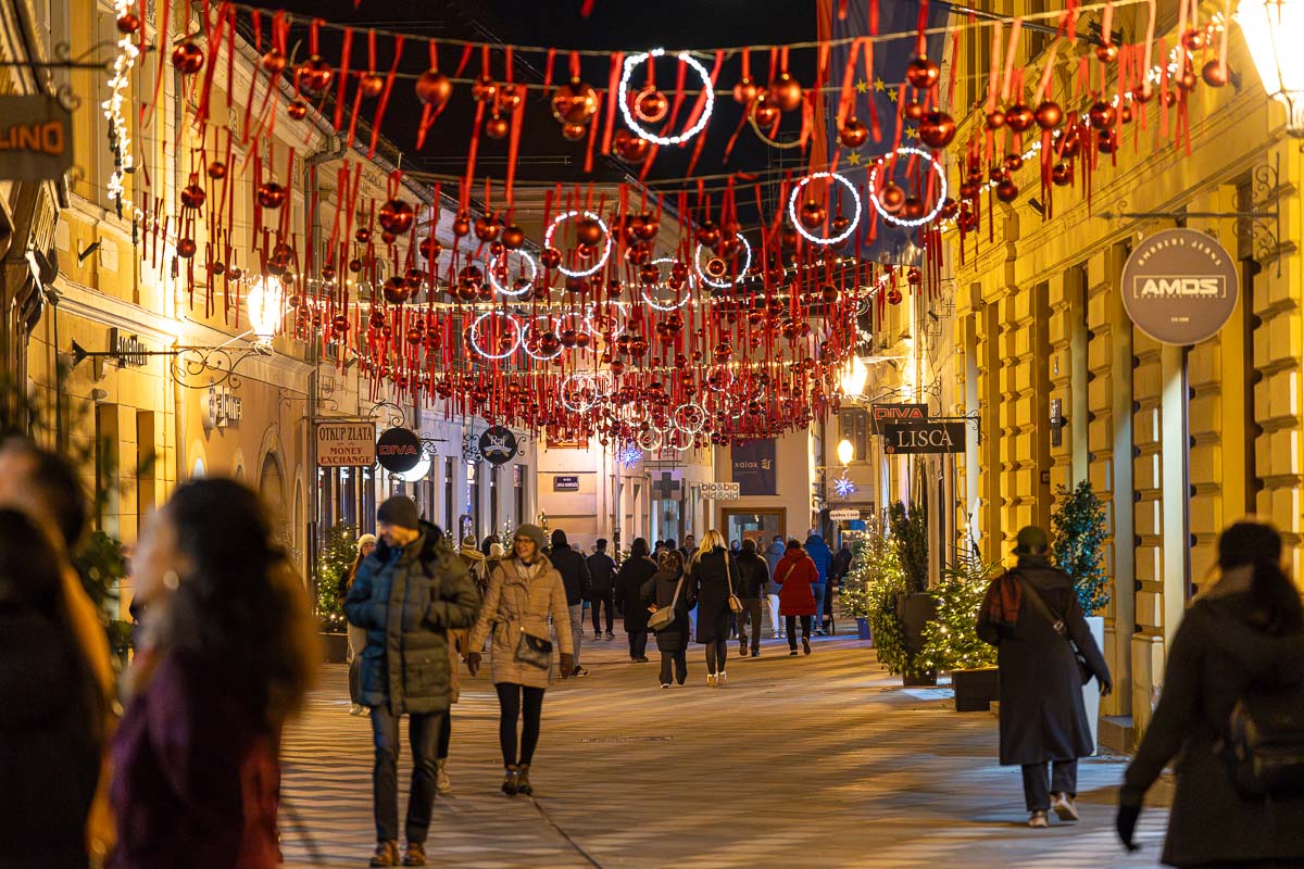 30.11.2024. – Advent i paljenje prve svijeće ispred katedrale_FB Media (20 of 25)