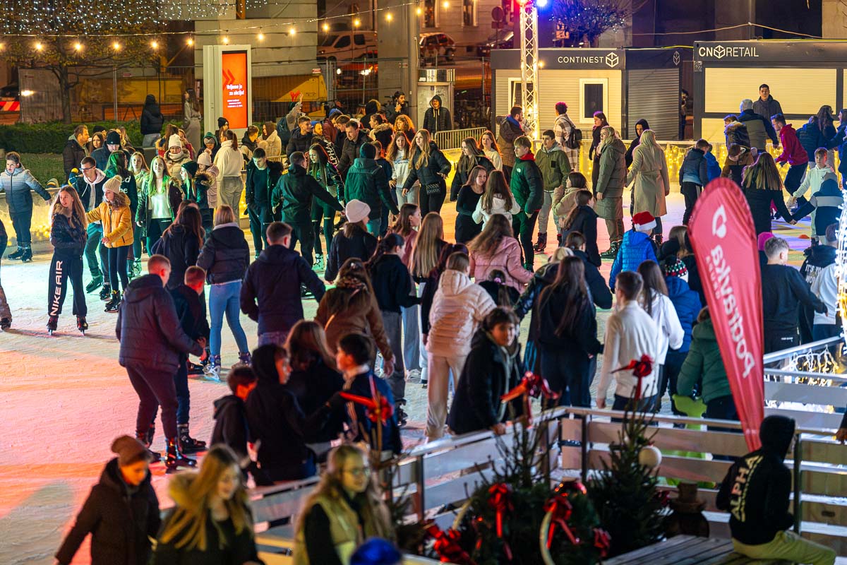 30.11.2024. – Advent i paljenje prve svijeće ispred katedrale_FB Media (22 of 25)