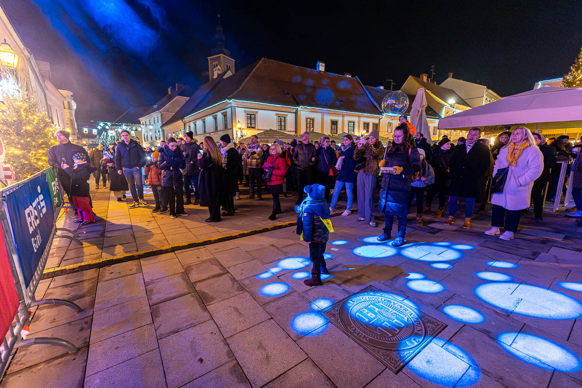 30.11.2024. – Advent i paljenje prve svijeće ispred katedrale_FB Media (25 of 25)