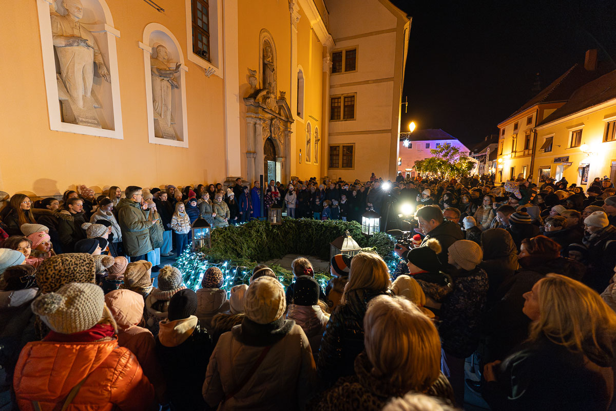30.11.2024. – Advent i paljenje prve svijeće ispred katedrale_FB Media (6 of 25) 30.11.2024. – Advent i paljenje prve svijeće ispred katedrale_FB Media (6 of 25)
