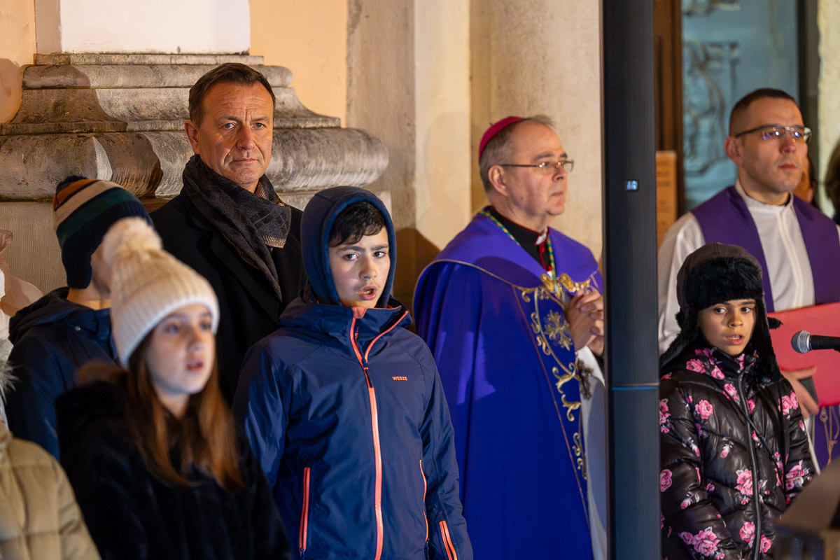 30.11.2024. – Advent i paljenje prve svijeće ispred katedrale_FB Media (7 of 25) 30.11.2024. – Advent i paljenje prve svijeće ispred katedrale_FB Media (7 of 25)