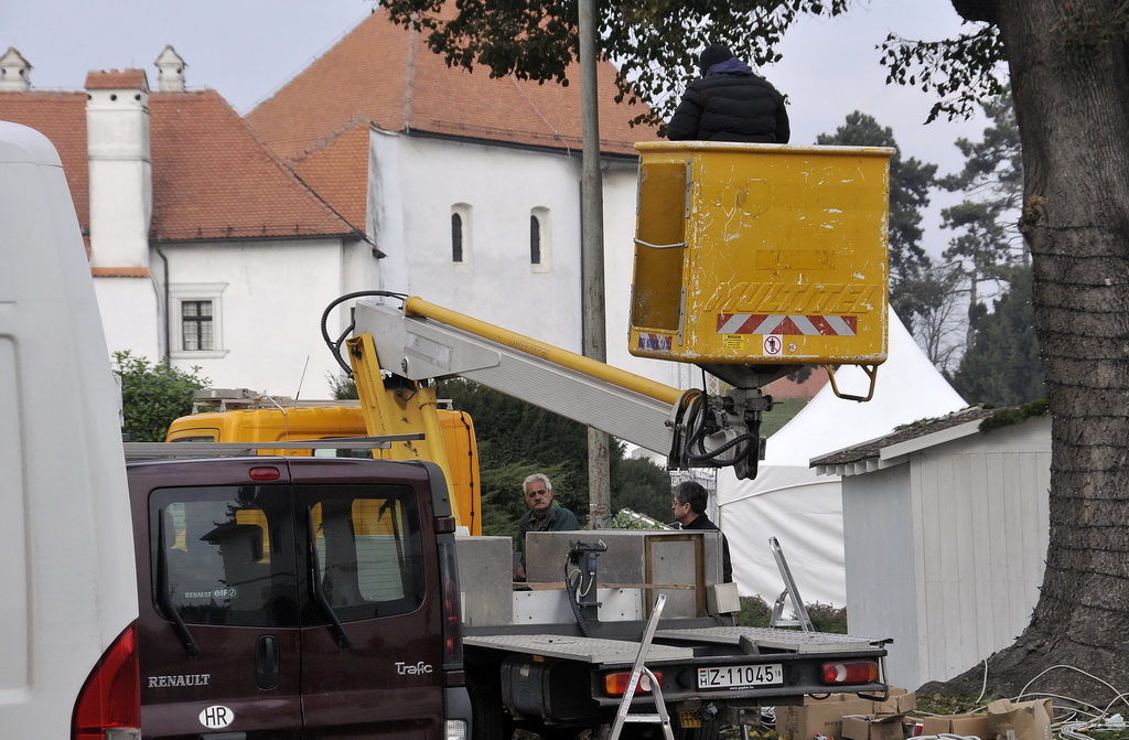 Advent u Varaždinu – radovi na postavljanju klizališta