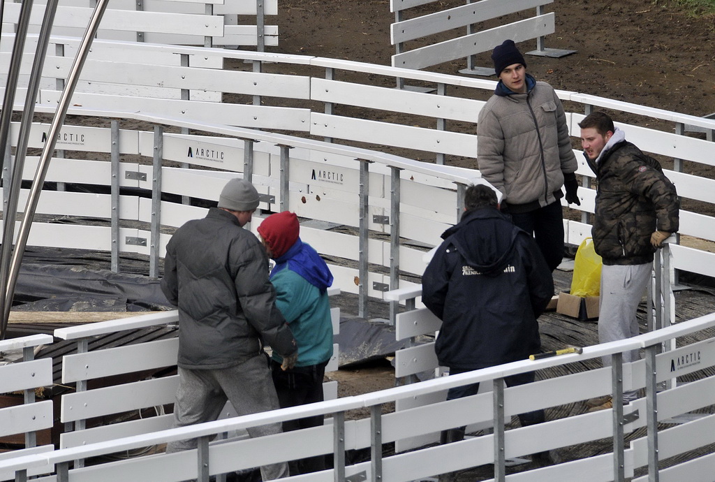 Advent u Varaždinu – radovi na postavljanju klizališta