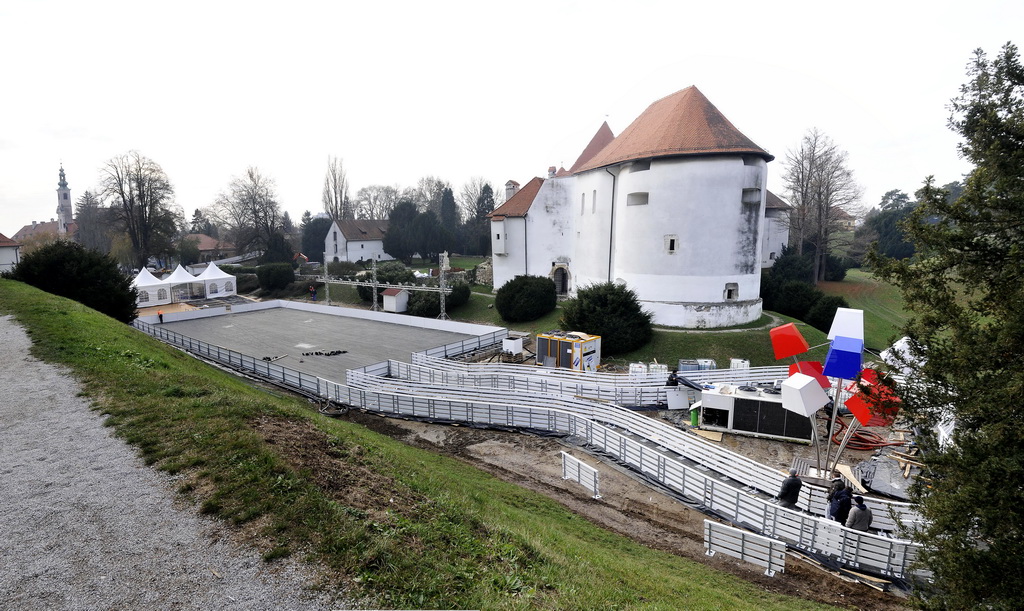 Advent u Varaždinu – radovi na postavljanju klizališta