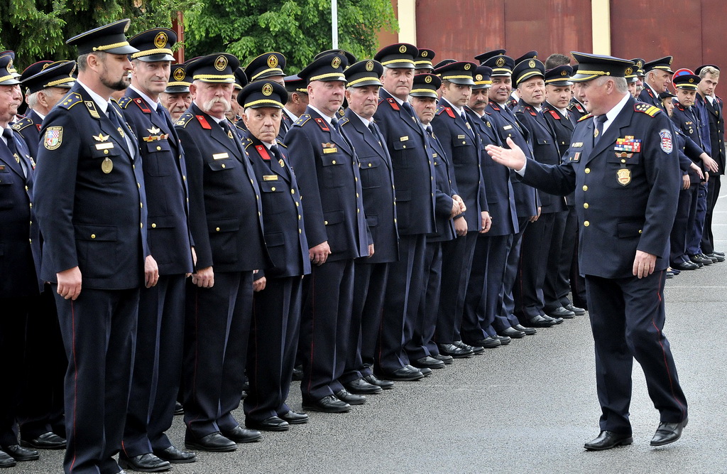 DAN VATROGASACA Varaždinski vatrogasci postrojeni prošli kroz grad i proslavili blagdan svetog Florijana, svog zaštitnika