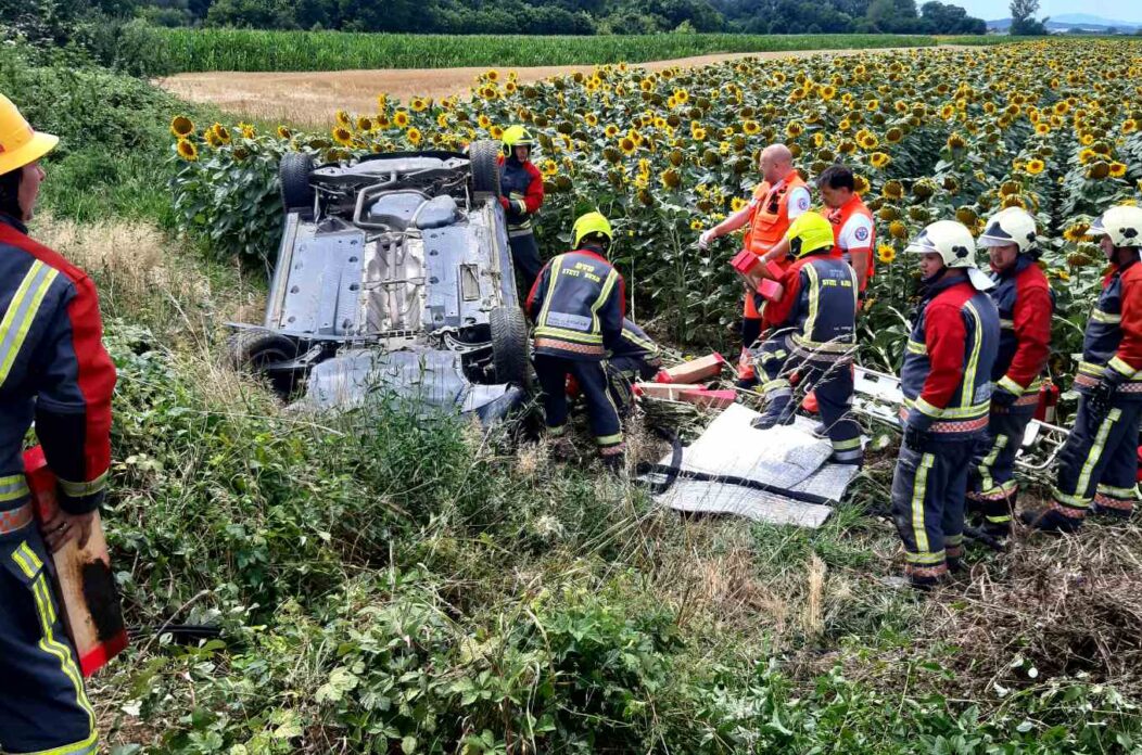 prometna auto na krovu prometna auto na krovu