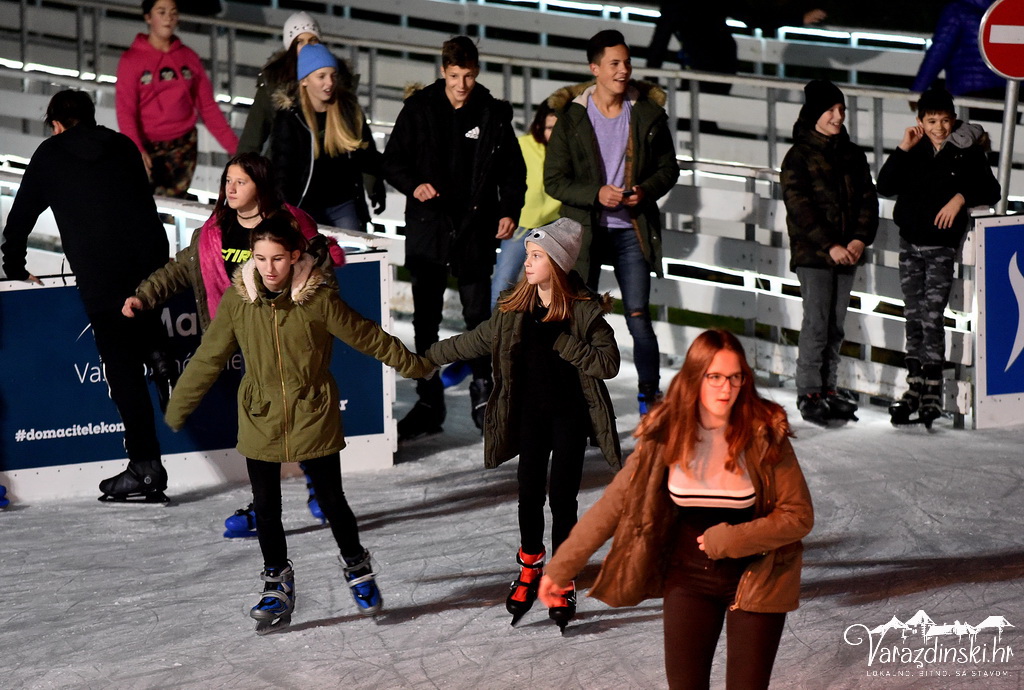 Ledena čarolija na Starom gradu, klizalište, ledeni tobogan,
