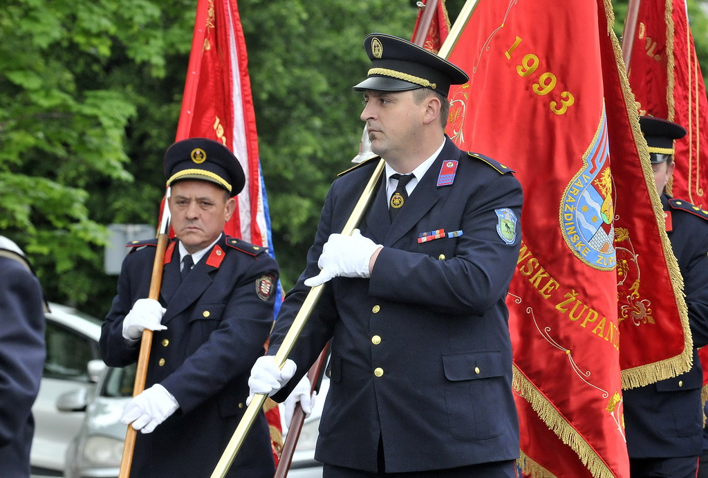 DAN VATROGASACA Varaždinski vatrogasci postrojeni prošli kroz grad i proslavili blagdan svetog Florijana, svog zaštitnika