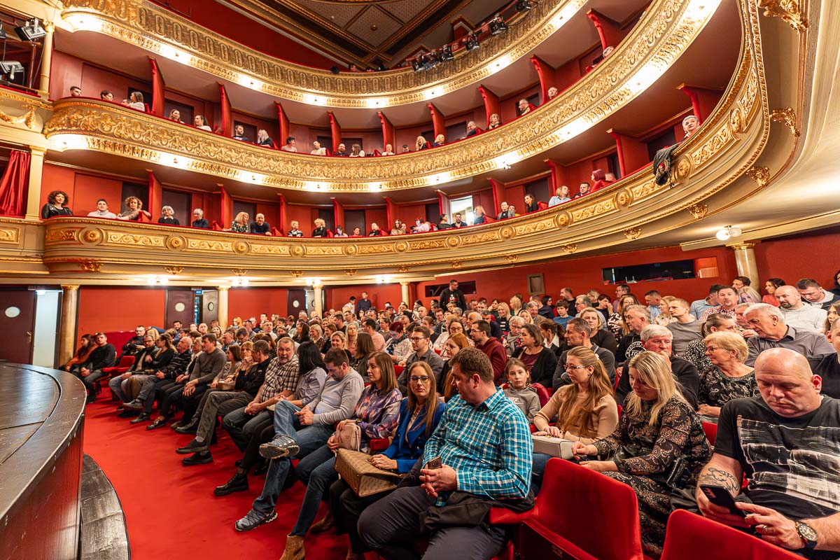 Gola istina – Alex i Bara