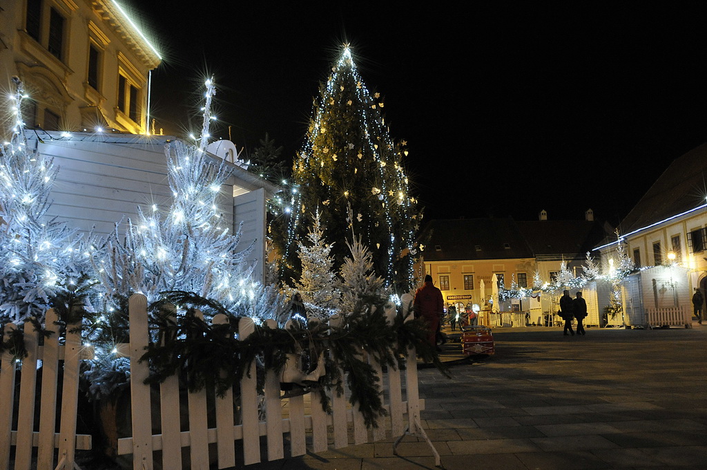 Povodom otvorenja Adventa u Varaždinu upaljeno tisuće lampica