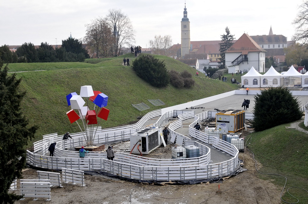 Advent u Varaždinu – radovi na postavljanju klizališta