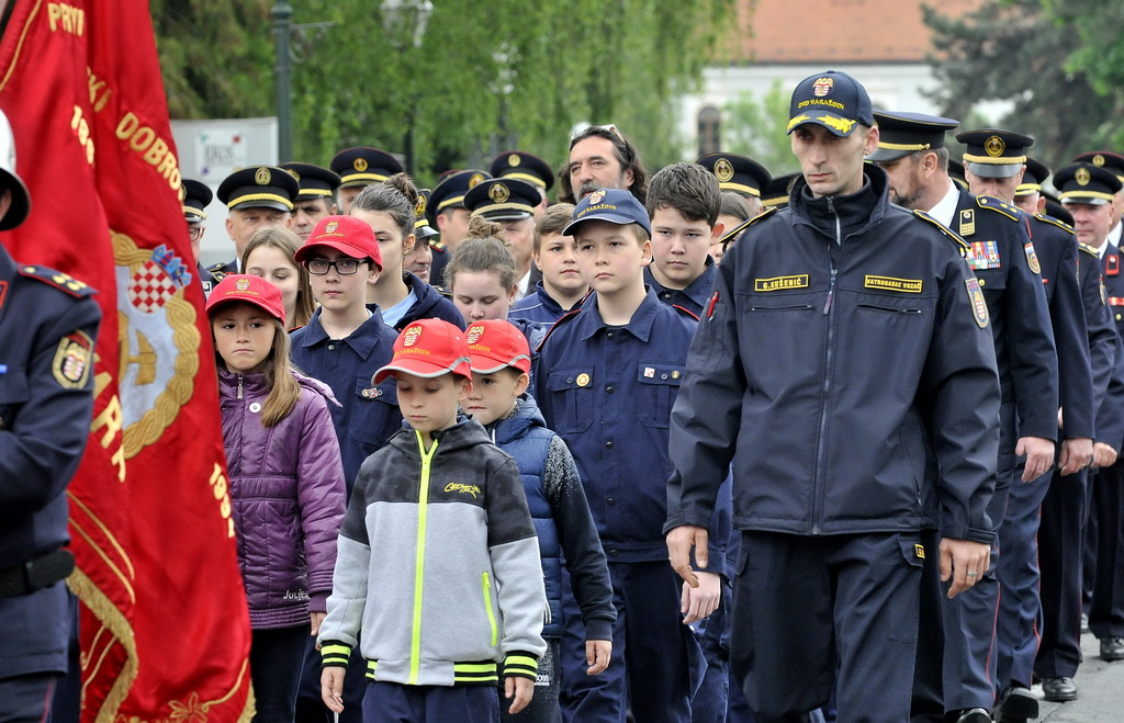 DAN VATROGASACA Varaždinski vatrogasci postrojeni prošli kroz grad i proslavili blagdan svetog Florijana, svog zaštitnika